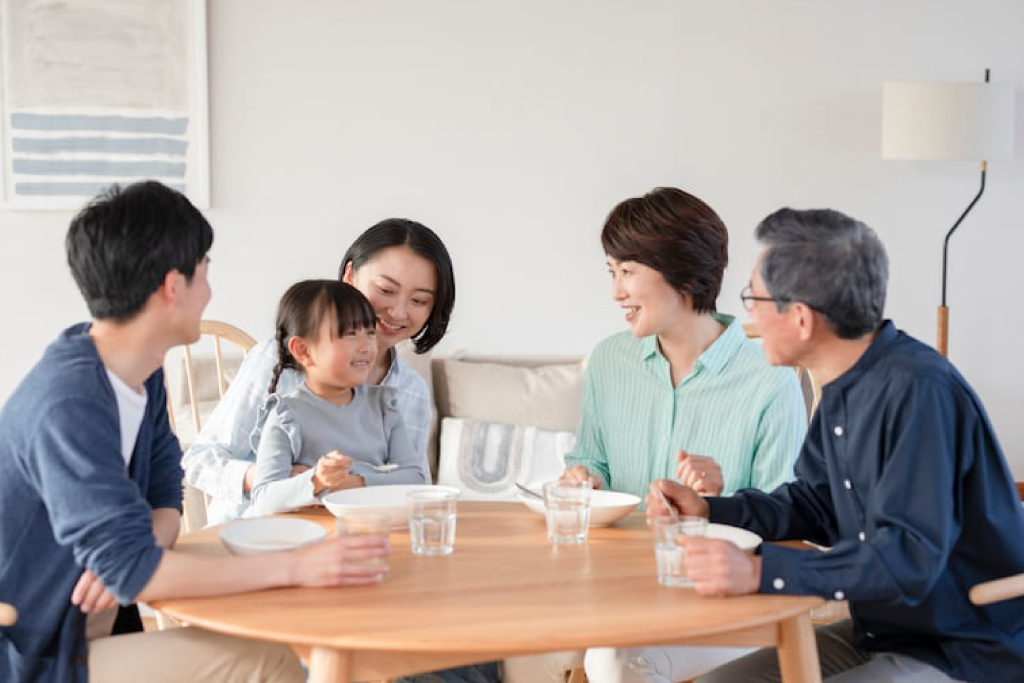  共有不動産が動かない背景には、法律上の問題だけでなく、共有者同士の心理的なわだかまりや警戒心があります。先祖から受け継いだ土地を手放すことへの抵抗も、合意を妨げる要因の1つです。こうした感情面に配慮しながら現金化という合理的な提案を示すことで、対立を避けて合意に近づけていきます。