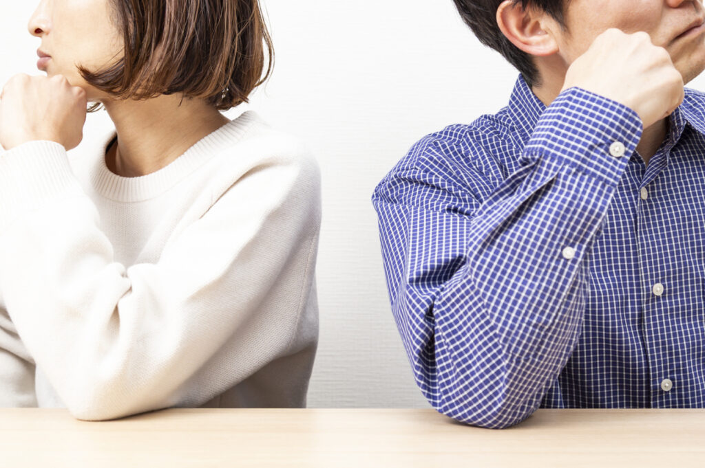 ペアローンの難しさは、夫婦関係が終わっても、金融機関との契約や不動産の共有関係がそのまま残りやすい点です。感情的には「家を出る」「もう関わりたくない」と考えていても、契約上の責任まで当然に消えるわけではない。