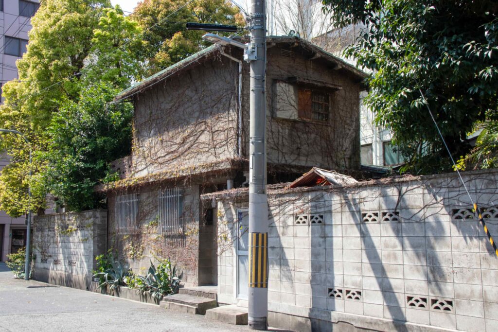 借地権(他人の土地を借りて、その上に建物を持つ権利)は、いざ売ろうとすると「買い手がつかない」「値段がつかない」という壁に直面