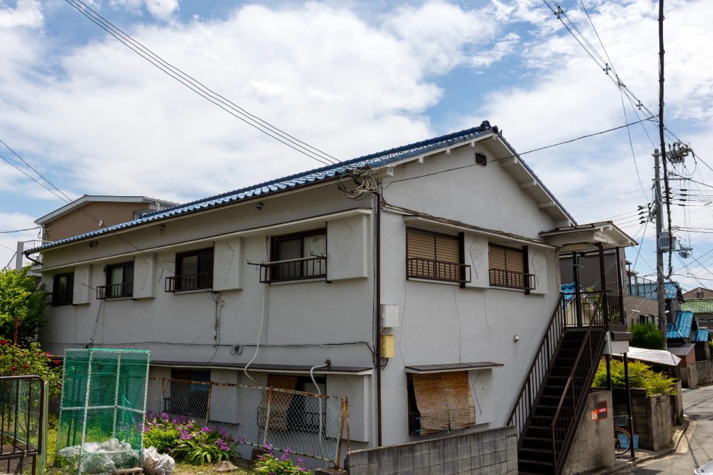 借地権(他人の土地を借りて、その上に建物を持つ権利)は、いざ売ろうとすると「買い手がつかない」「値段がつかない」という壁に直面