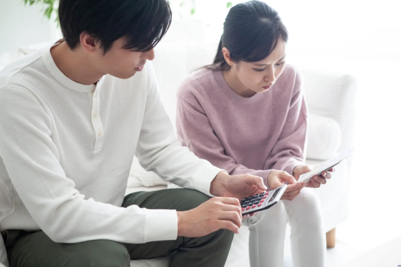 住宅ローンを組むペアローンは、単独では購入が難しい住宅にも手が届きやすくなる方法です。一方で、失業や病気、収入の減少に加え、金利上昇によって元利金の返済負担が増えるなど、本人だけではコントロールしにくい事情から返済計画が崩れる