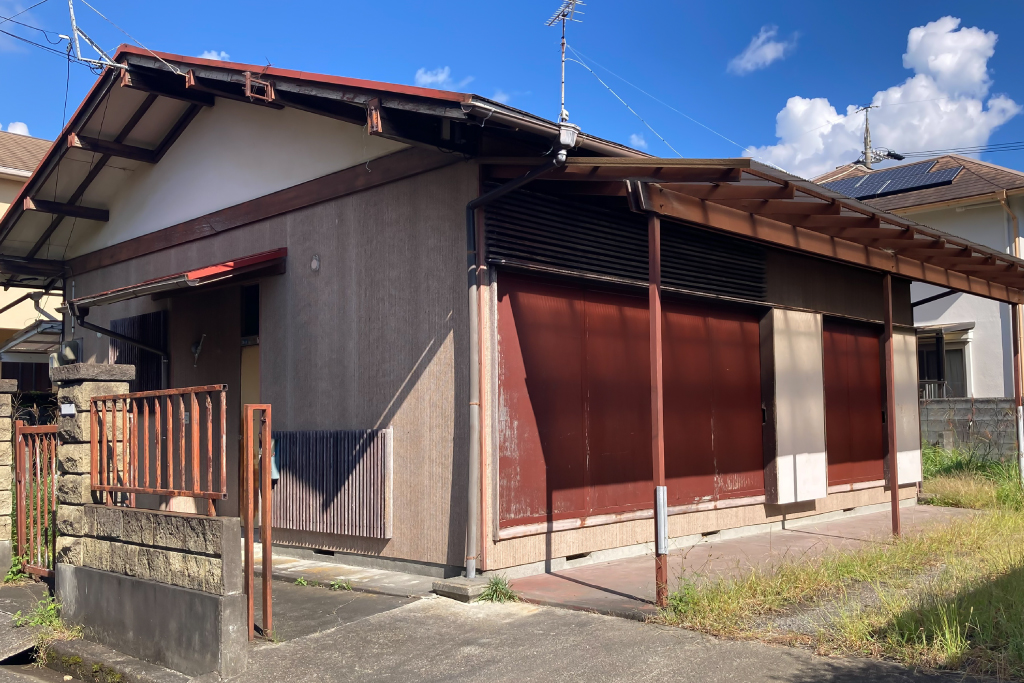 地主の承諾が必要だという原則そのものは、共有か単独かで変わりません。変わるのは、その原則が誰にどう影響するかという部分です。
自分の持分だけなら、他の共有者の同意なく売ることができます。ところが一人が勝手に売れば、他の共有者まで借地権を失いかねません。