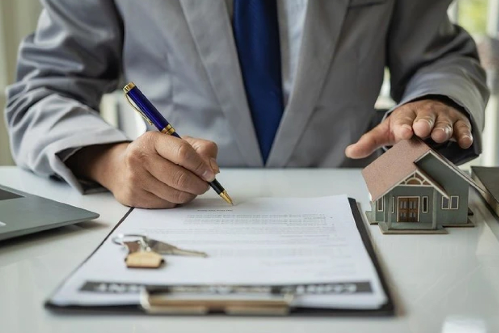 ペアローンの返済が難しくなった場合は、住宅ローンの残高や不動産価値だけを見て判断することはできません。夫婦それぞれの債務や収入、今後の住まいに対する希望などを整理したうえで、現実的な対応を検討すべきです。