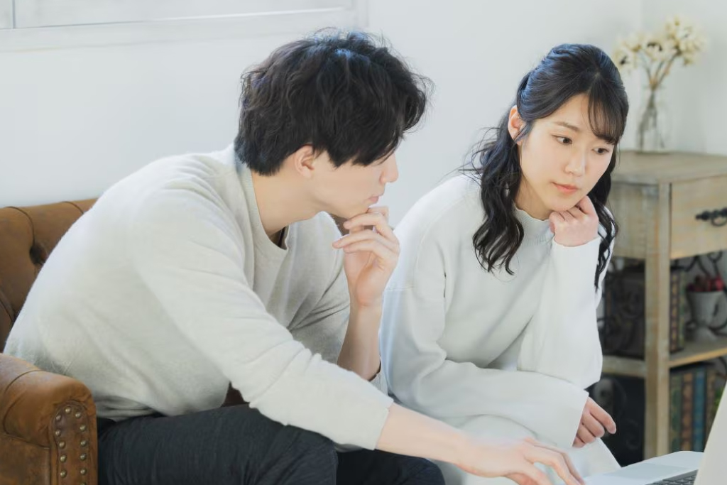 住宅ローンの返済が一度遅れたからといって、直ちに自宅を失ったり、自己破産に至ったりするわけではありません。しかし、滞納が続けば、信用情報への影響、期限の利益の喪失、競売など、段階的に状況が深刻化する可能性があります。