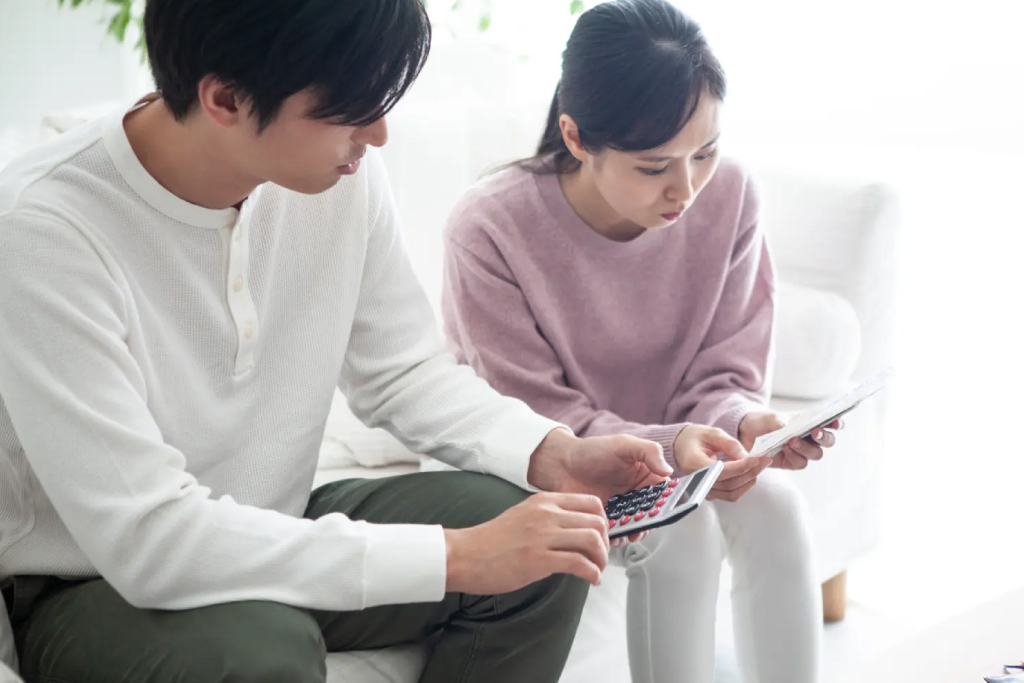 住宅ローンの返済が一度遅れたからといって、直ちに自宅を失ったり、自己破産に至ったりするわけではありません。しかし、滞納が続けば、信用情報への影響、期限の利益の喪失、競売など、段階的に状況が深刻化する可能性があります。